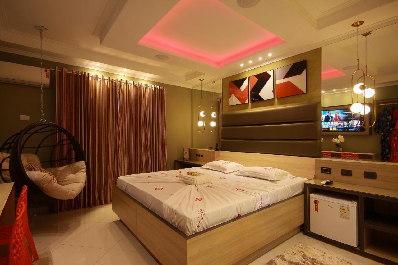 Habitación con cama extragrande y bañera de hidromasaje