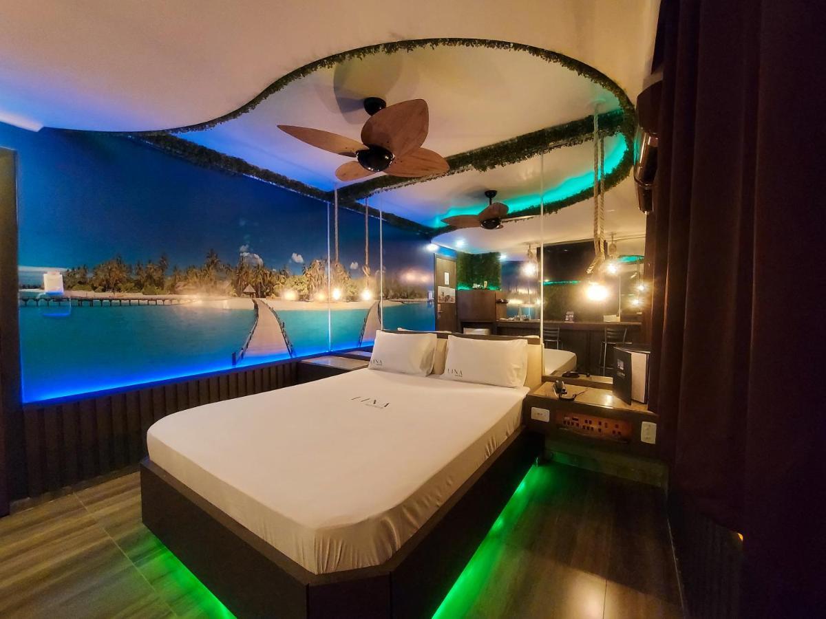 Suite con bañera de hidromasaje y cama grande