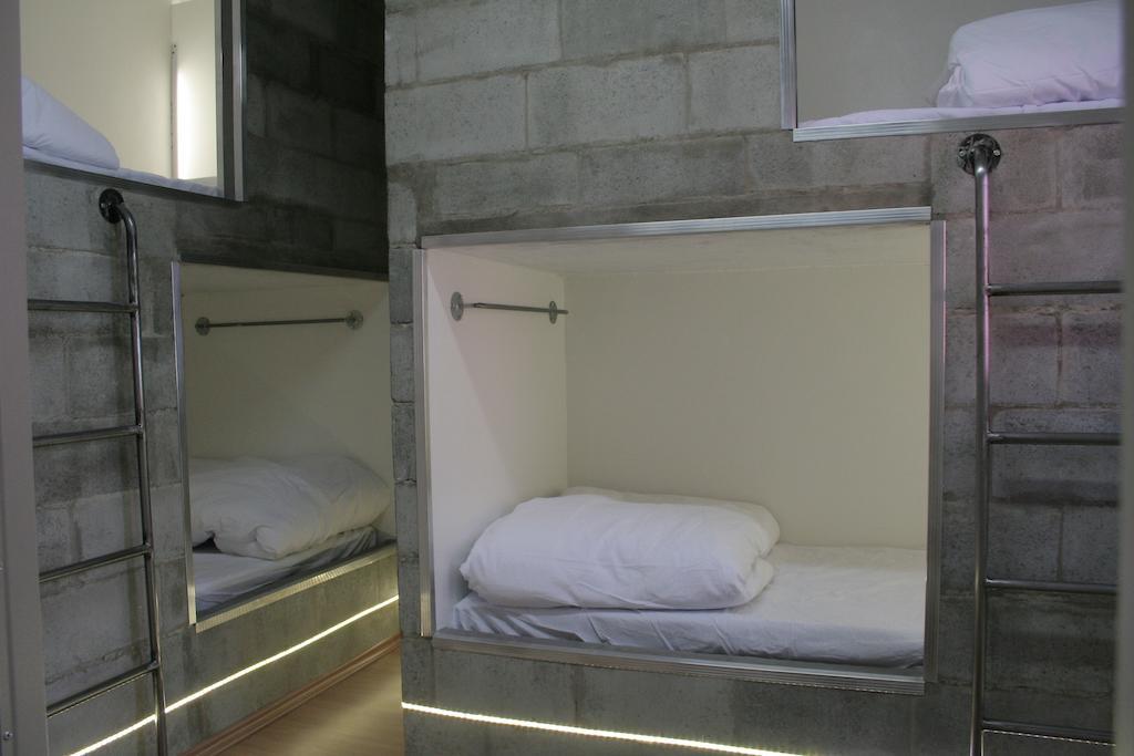 Cama num Dormitório Misto com 8 Camas