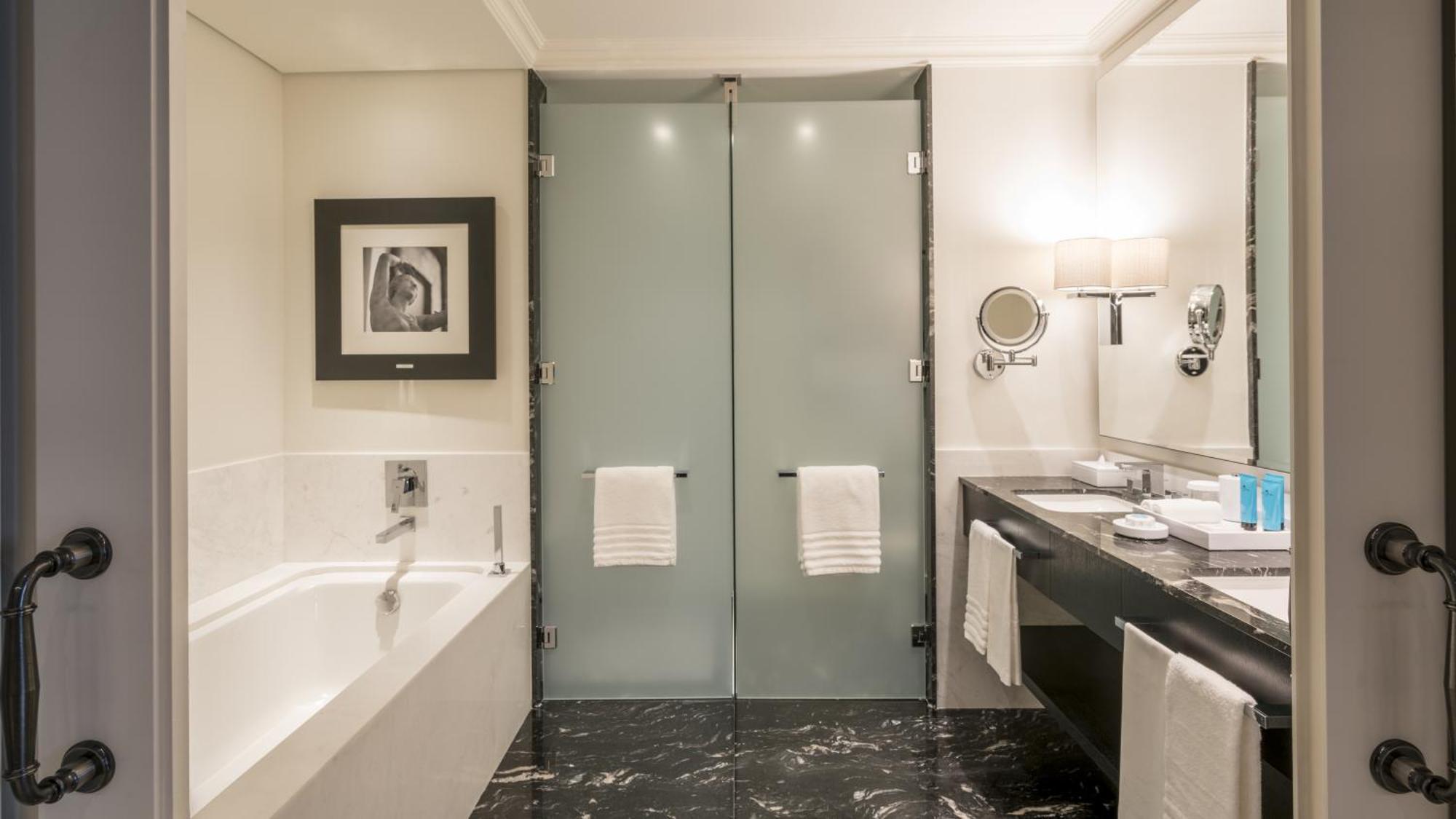 Deluxe Room (2 Adults),1220510779:JPEG