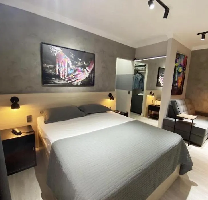 Studio Moderno - Jardins: Cama Queen, Ar E Garagem-1