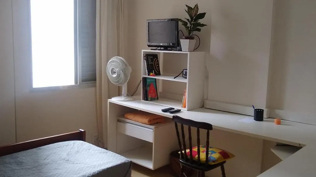 Quarto com entrada semi-independente - só para mulheres-1