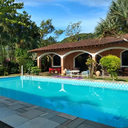 Casa com piscina em condomínio fechado no Guarujá-2
